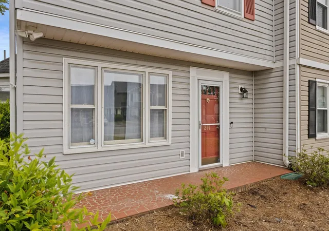 Photo 2 of Townhouse for sale at 211 Old Towne Rd, Spartanburg, SC 29301 | MLS# SPN336865 | Listing updated on 2026-10-17