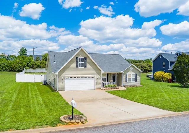 Homes for sale in Duncan, SC | 315 Shadowfield Acres Dr, Duncan, SC 29334 | MLS# SPN337036