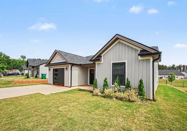 Photo 2 of Single family home for sale at 91 Sunrise Rd, Spartanburg, SC 29302 | MLS# SPN337133 | Listing updated on 2026-05-17