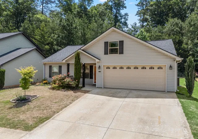 Photo 3 of Sale Pending at 618 Chastine Dr, Spartanburg, SC 29301 | MLS# SPN337472 | Listing updated on 2026-10-19
