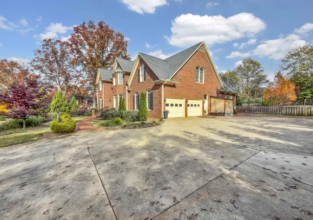 Photo 3 of Sale Pending at 111 W Woodglen Rd, Spartanburg, SC 29301 | MLS# SPN337488 | Listing updated on 2026-10-08