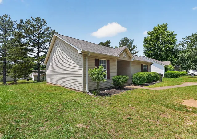 Homes for sale in Spartanburg, SC | 2004 Shalann Dr, Spartanburg, SC 29301 | MLS# SPN337501