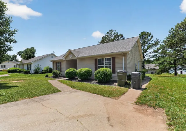 Homes for sale in Spartanburg, SC | 2004 Shalann Dr, Spartanburg, SC 29301 | MLS# SPN337501