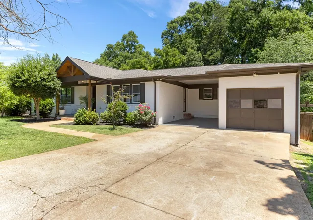Photo 3 of Single family home for sale at 204 Montis Dr, Greenville, SC 29617 | MLS# SPN338039 | Listing updated on 2026-09-07