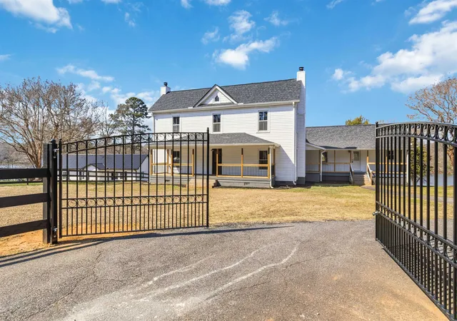 Photo 3 of Single family home for sale at 410 Berry Shls Rd, Duncan, SC 29334 | MLS# SPN338098 | Listing updated on 2026-06-11