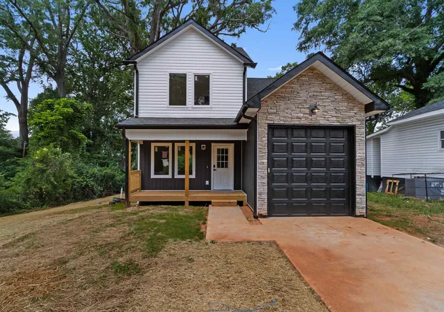 Photo 3 of Single family home for sale at 570 S Center St, Spartanburg, SC 28301 | MLS# SPN338262 | Listing updated on 2026-10-03