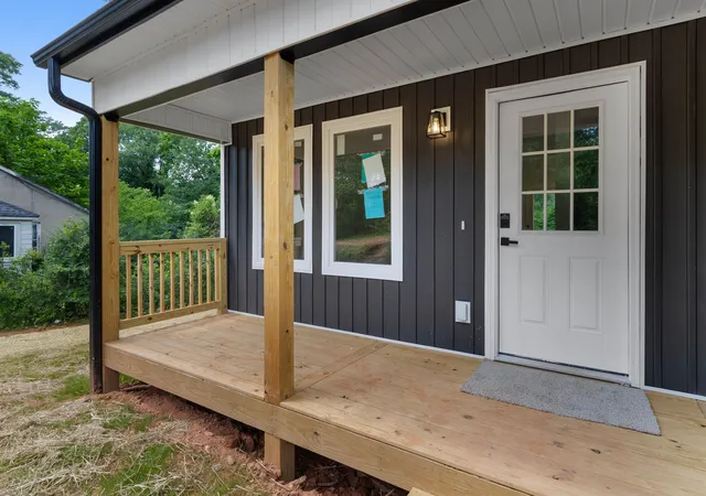Photo 4 of Single family home for sale at 570 S Center St, Spartanburg, SC 28301 | MLS# SPN338262 | Listing updated on 2026-10-03