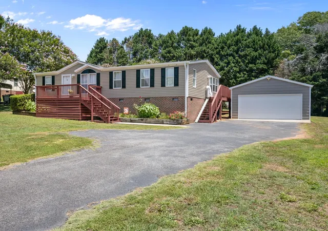 Photo 2 of Manufactured home for sale at 324 Groce Meadow Rd, Taylors, SC 29687 | MLS# SPN338514 | Listing updated on 2026-10-09