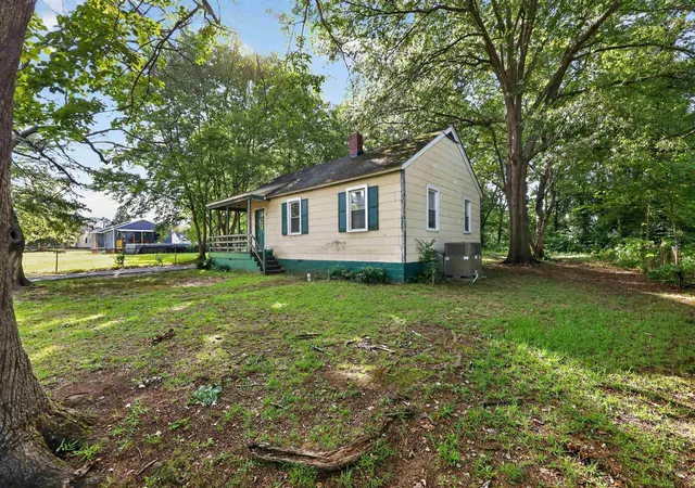 Photo 3 of Single family home for sale at 204 Anderson Dr, Spartanburg, SC 29302 | MLS# SPN338837 | Listing updated on 2026-10-20