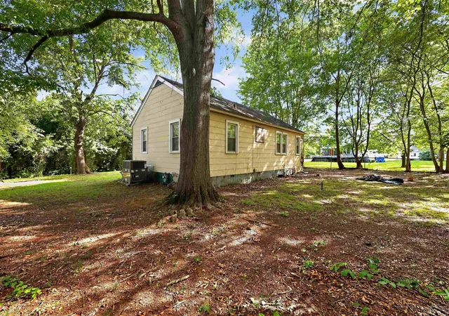 Photo 3 of Single family home for sale at 204 Anderson Dr, Spartanburg, SC 29302 | MLS# SPN338837 | Listing updated on 2026-10-09