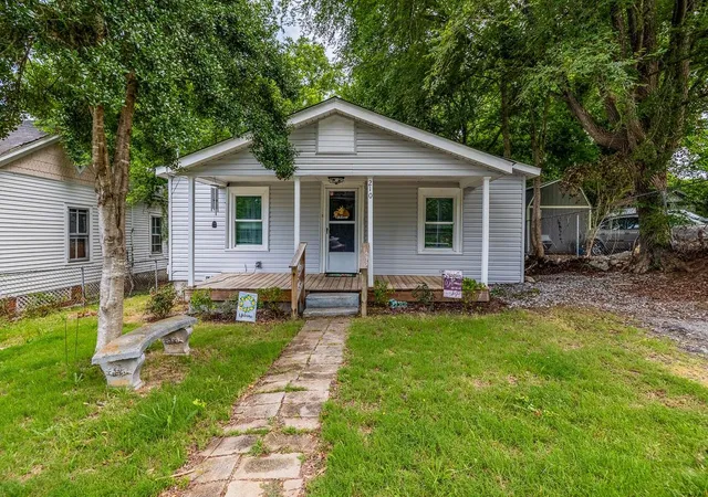 Photo 1 of Single family home for sale at 210 E Hampton St, Laurens, SC 29360 | MLS# SPN338927 | Listing updated on 2026-09-05
