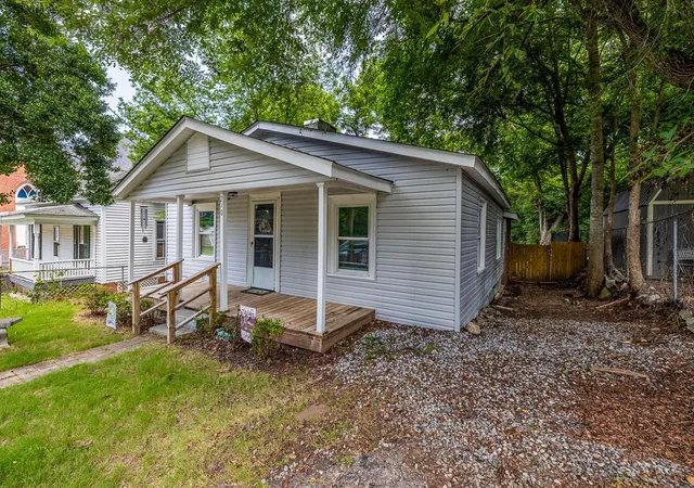 Photo 2 of Single family home for sale at 210 E Hampton St, Laurens, SC 29360 | MLS# SPN338927 | Listing updated on 2026-09-05