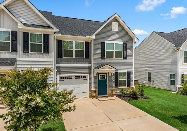 Photo 3 of Townhouse for sale at 424 Leasowe Ln, Greenville, SC 29605 | MLS# SPN339004 | Listing updated on 2026-10-20