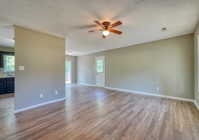 Photo 3 of Single family home for sale at 137 Caroway Ct, Spartanburg, SC 29303 | MLS# SPN339207 | Listing updated on 2026-09-23