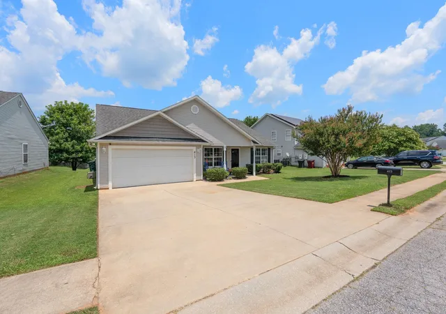 Photo 2 of Single family home for sale at 413 Bentridge Dr, Spartanburg, SC 29301 | MLS# SPN339237 | Listing updated on 2026-09-02