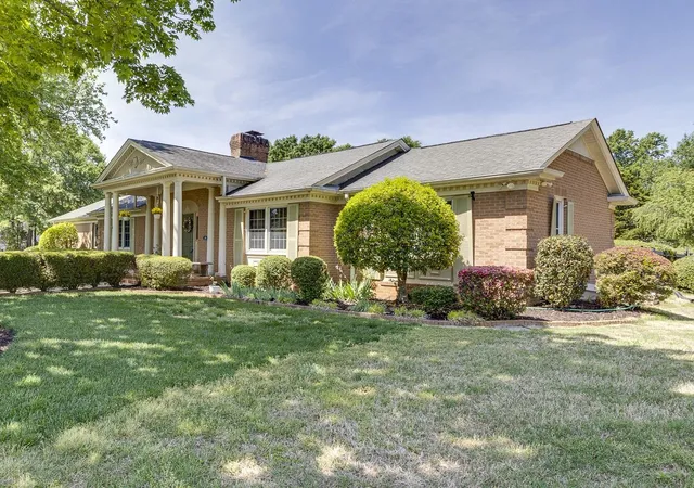 2nd image of 136 Club Dr, Simpsonville, SC 29681 | MLS# SPN339268