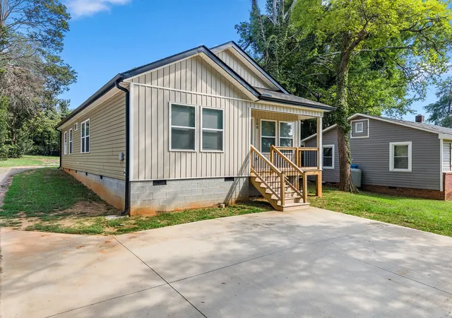 Photo 2 of Single family home for sale at 100 Prospect Ave, Spartanburg, SC 29306 | MLS# SPN339415 | Listing updated on 2026-10-16