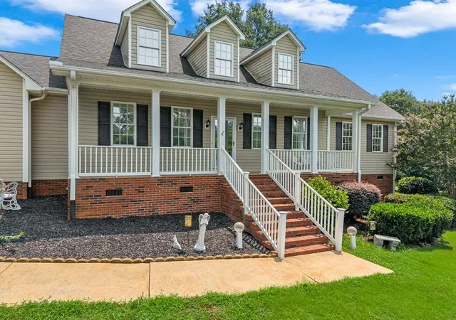 Photo 2 of Single family home for sale at 404 Shallowford Dr, Boiling Springs, SC 29316 | MLS# SPN340126 | Listing updated on 2026-09-03