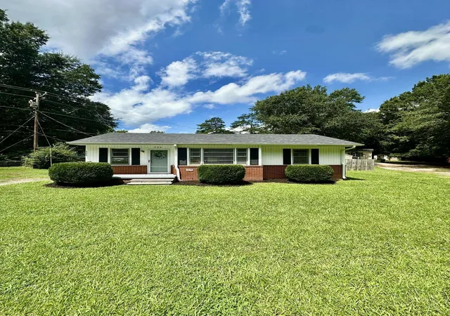 Photo 2 of Sale Pending at 400 Wadsworth Rd, Spartanburg, SC 29301 | MLS# SPN340233 | Listing updated on 2026-09-23
