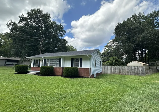 Photo 3 of Sale Pending at 400 Wadsworth Rd, Spartanburg, SC 29301 | MLS# SPN340233 | Listing updated on 2026-09-23