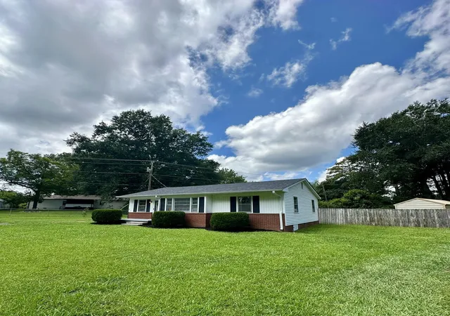 Photo 3 of Sale Pending at 400 Wadsworth Rd, Spartanburg, SC 29301 | MLS# SPN340233 | Listing updated on 2026-09-23