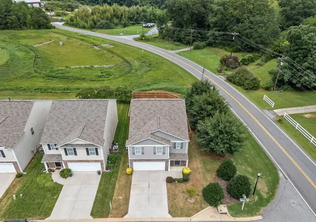 Photo 4 of Single family home for sale at 1008 Summerlin Trl, Duncan, SC 29334 | MLS# SPN340994 | Listing updated on 2026-08-29