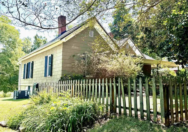 Photo 1 of Single family home for sale at 206 E Greenwood St, Landrum, SC 29356 | MLS# SPN341189 | Listing updated on 2026-10-17