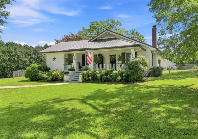 Photo 2 of Single family home for sale at 652 Arlington Rd, Greer, SC 29651 | MLS# SPN341230 | Listing updated on 2026-09-03