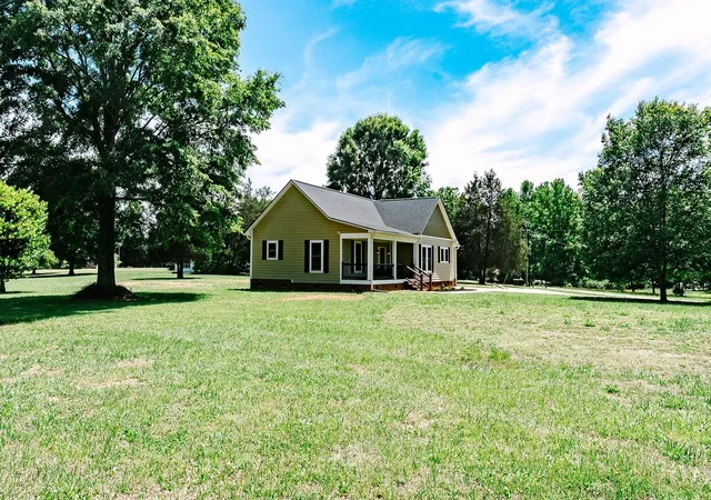 Photo 3 of Single family home for sale at 117 Humphries Cir, Gaffney, SC 29341 | MLS# SPN341401 | Listing updated on 2026-09-06