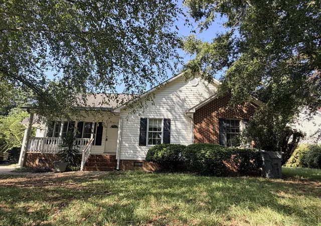 Photo 2 of Single family home for sale at 584 N Vernon St, Spartanburg, SC 29303 | MLS# SPN341409 | Listing updated on 2026-10-09