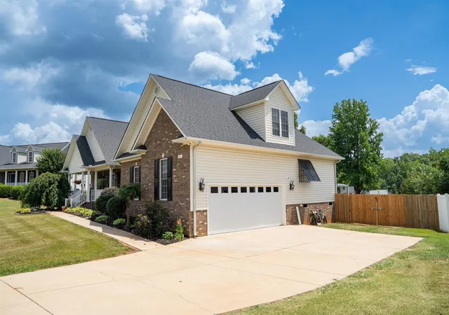 Photo 2 of Single family home for sale at 141 Sugar Hl Ct, Boiling Springs, SC | MLS# SPN341420 | Listing updated on 2026-10-09