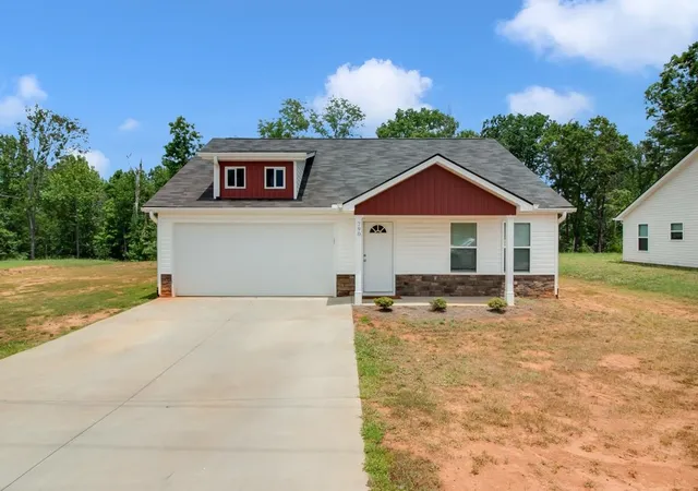 Photo 1 of Single family home for sale at 780 N Trade Ave, Landrum, SC 29356 | MLS# SPN341726 | Listing updated on 2026-10-21