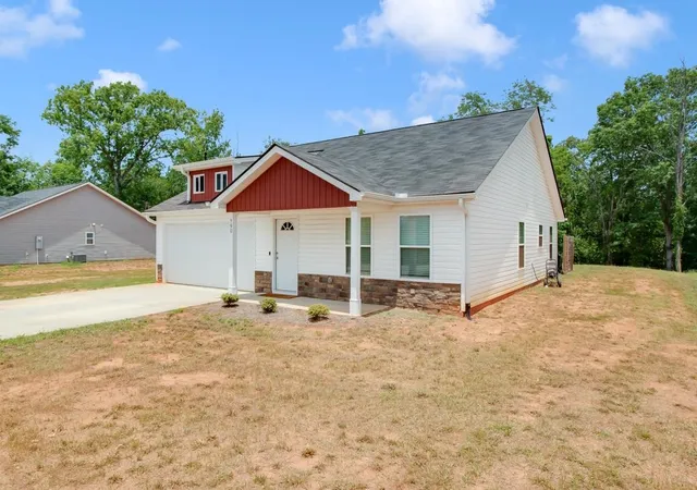 Photo 4 of Single family home for sale at 780 N Trade Ave, Landrum, SC 29356 | MLS# SPN341726 | Listing updated on 2026-10-01