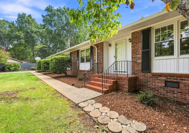 Photo 3 of Single family home for sale at 112 Lakeview Cir, Clemson, SC 29631 | MLS# SPN341904 | Listing updated on 2026-09-30