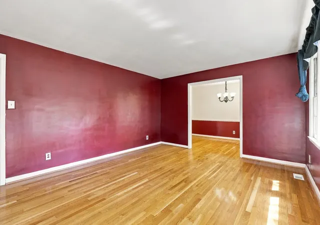 Photo 3 of Single family home for sale at 118 Kensington Dr, Spartanburg, SC 29306 | MLS# SPN341911 | Listing updated on 2026-09-20
