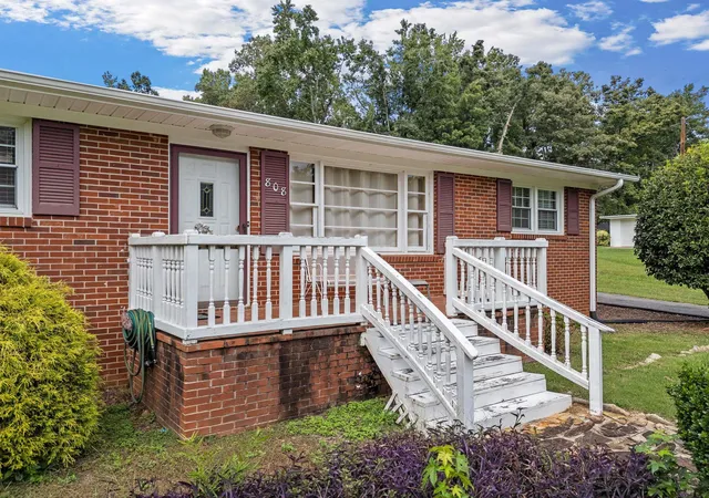 Photo 4 of Single family home for sale at 808 Primrose Ln, Spartanburg, SC 29303 | MLS# SPN342059 | Listing updated on 2026-09-23