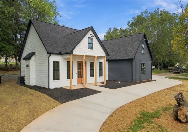 Photo 2 of Single family home for sale at 201 Maple St, Lyman, SC 29365 | MLS# SPN342060 | Listing updated on 2026-09-25