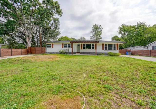 Photo 3 of Single family home for sale at 303 Watson Rd, Taylors, SC 29687 | MLS# SPN342101 | Listing updated on 2026-09-25
