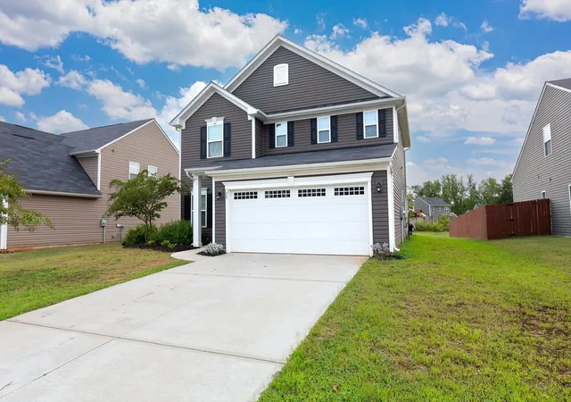 Photo 2 of Single family home for sale at 28 Wiltshire Cir, Easley, SC 29642 | MLS# SPN342102 | Listing updated on 2026-09-27
