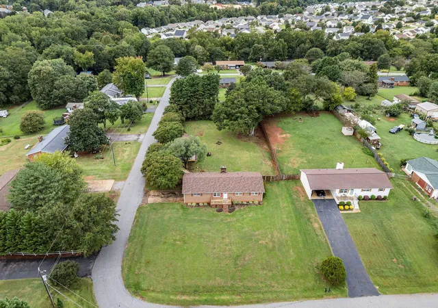 Photo 3 of Sale Pending at 128 Twin Crk Dr, Boiling Springs, SC 29316 | MLS# SPN342197 | Listing updated on 2026-10-03