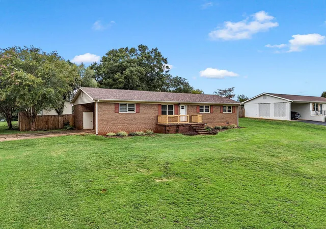Photo 3 of Sale Pending at 128 Twin Crk Dr, Boiling Springs, SC 29316 | MLS# SPN342197 | Listing updated on 2026-10-03