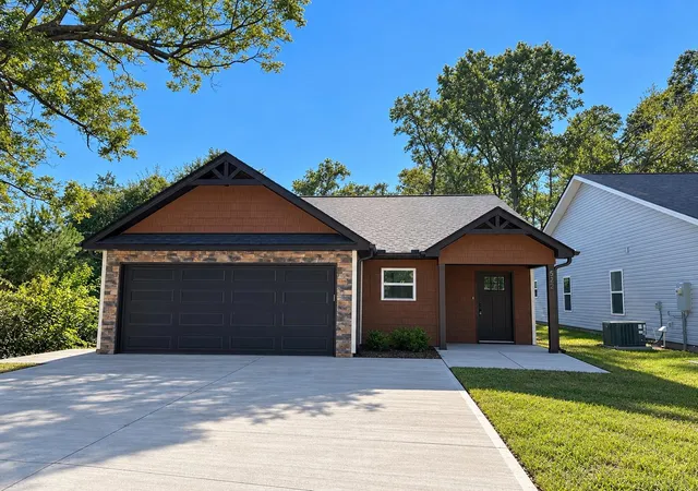 Photo 1 of Single family home for sale at 562 S Main St, Woodruff, SC 29388 | MLS# SPN342295 | Listing updated on 2026-10-01