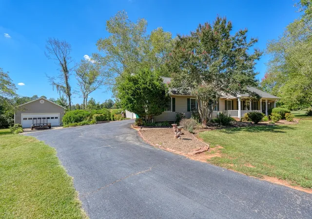 Photo 2 of Single family home for sale at 404 Cresthaven Dr, Boiling Springs, SC 29316 | MLS# SPN342406 | Listing updated on 2026-10-03