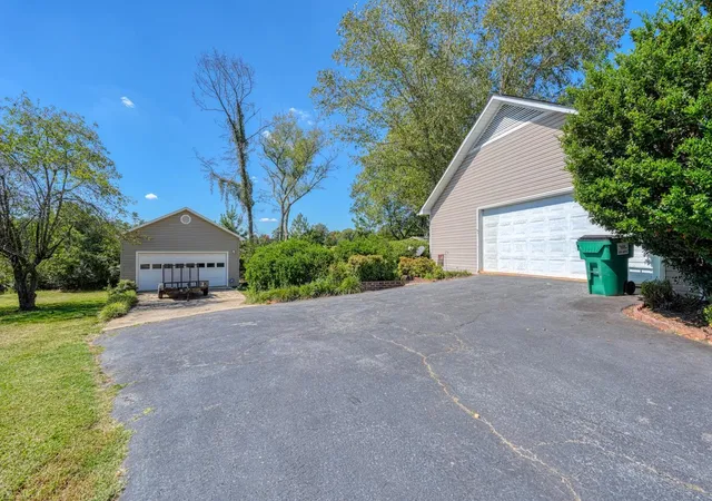Photo 3 of Single family home for sale at 404 Cresthaven Dr, Boiling Springs, SC 29316 | MLS# SPN342406 | Listing updated on 2026-10-03