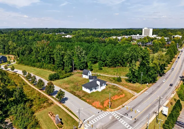 Photo 2 of House for sale at 1586 Skylyn Dr, Spartanburg, SC 29307 | MLS# SPN342441 | Listing updated on 2026-10-05