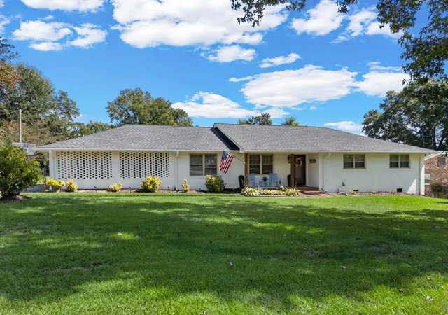 Single family home for sale at 400 Lake Forest Dr, Spartanburg, SC 29307 | MLS# SPN342454