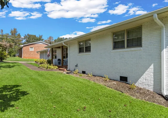 Photo 3 of Single family home for sale at 400 Lake Forest Dr, Spartanburg, SC 29307 | MLS# SPN342454 | Listing updated on 2026-10-04
