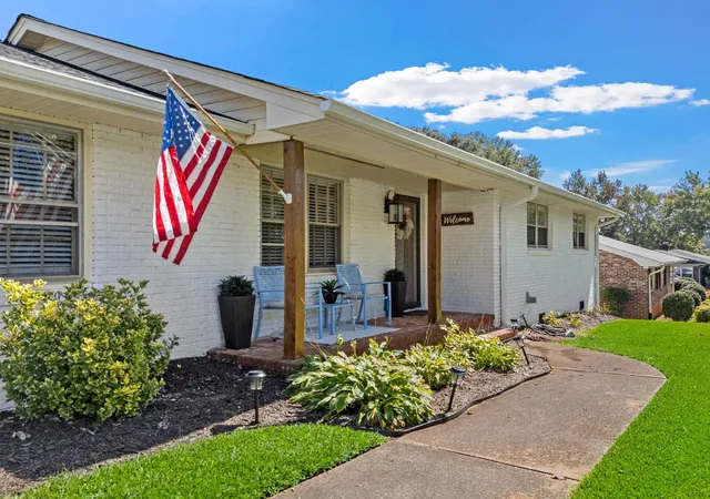Photo 4 of Single family home for sale at 400 Lake Forest Dr, Spartanburg, SC 29307 | MLS# SPN342454 | Listing updated on 2026-10-04