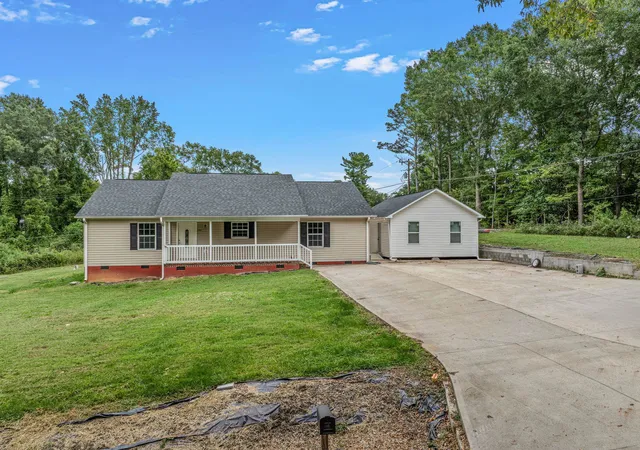 Photo 1 of Single family home for sale at 2001 Glennwood Hills Dr, Spartanburg, SC 29307 | MLS# SPN342517 | Listing updated on 2026-10-07