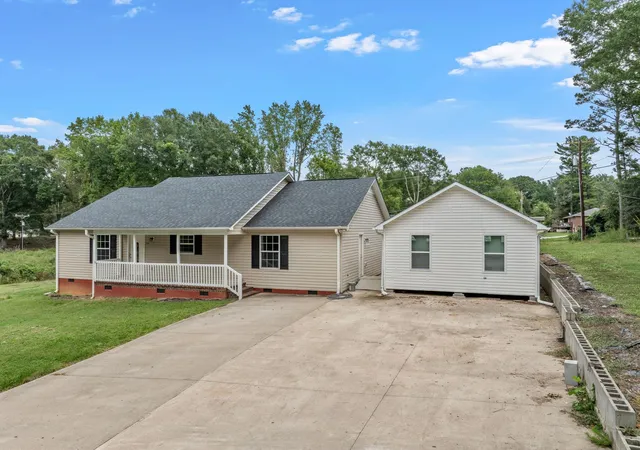 Photo 2 of Single family home for sale at 2001 Glennwood Hills Dr, Spartanburg, SC 29307 | MLS# SPN342517 | Listing updated on 2026-10-07